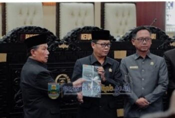 Wakil Bupati Pesisir Barat Hadiri Rapat Paripurna DPRD Dalam Penyampaian Raperda APBD Tahun Angaran 2024
