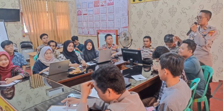 Polres Pesisir Barat Gelar Jum’at Curhat Untuk Ketahui Keluhan Masyarakat dan Sampaikan Pesan Kantibmas