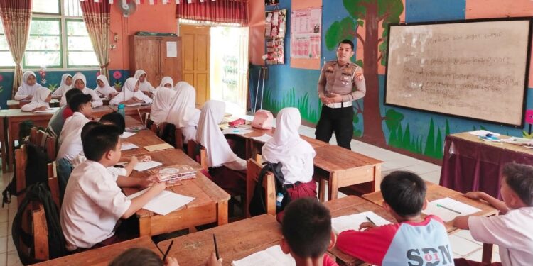 Sat Lantas Polres Tulang Bawang Berikan Edukasi Aturan Berlalu Lintas Pada Pelajar SD