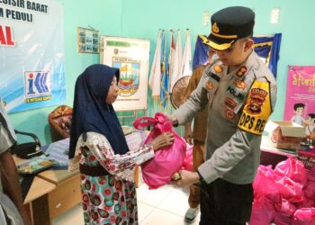 Polres Pesisir Barat Salurkan Sembako Kepada Masyarakat Sekitar Proyek Revetmen Pantai