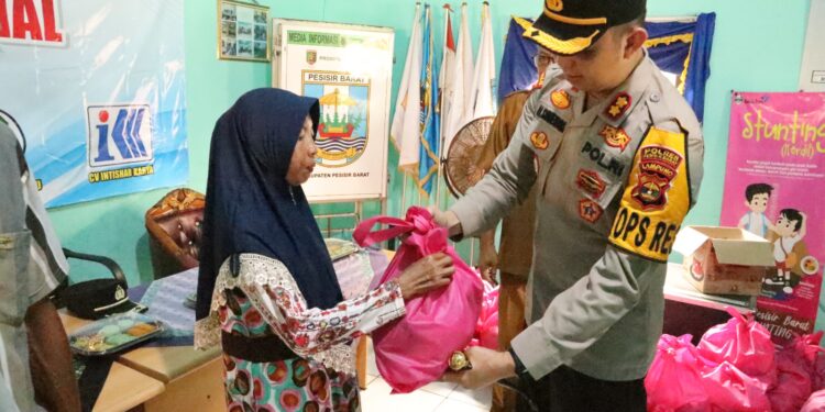 Polres Pesisir Barat Salurkan Sembako Kepada Masyarakat Sekitar Proyek Revetmen Pantai