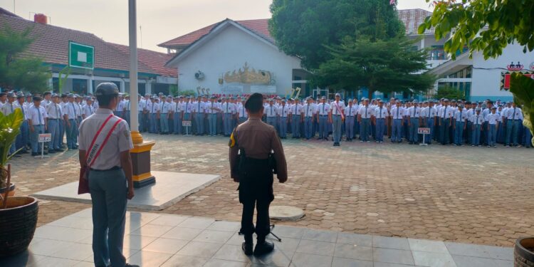 Jajaran Polres Lampung Utara Pimpin Upacara di Sekolah Sampaikan Pesan Kapolda Lampung