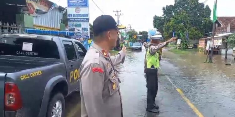 Petugas Amankan Sejumlah Lokasi Dampak Banjir di Kabupaten Pesisir Barat