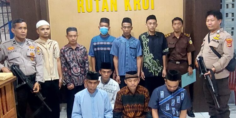 Anggota Satmapta Polres Pesibar Giat Pengawalan Tahanan Jalani Persidangan Dari Rutan Ke-Pengadilan
