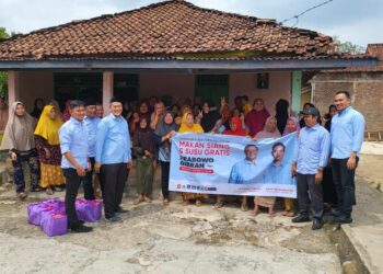 Prabowo – Gibran Bagikan Seribu Makan Siang dan Susu Gratis