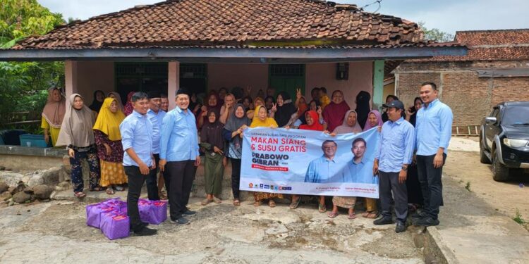 Prabowo – Gibran Bagikan Seribu Makan Siang dan Susu Gratis