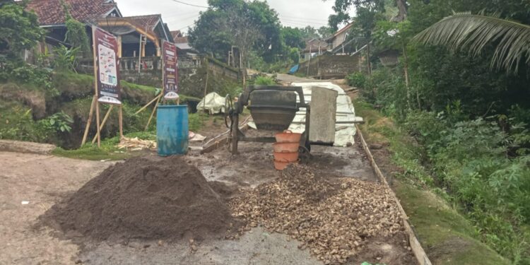 Warga Pekon Way Panas Pertanyakan dan Keluhkan Proyek Rabat Beton