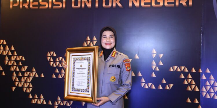 Bidhumas Polda Lampung Raih Penghargaan Pengelolaan Website Tribrata News Terbaik Pada Hari Jadi Humas Polri Ke-72