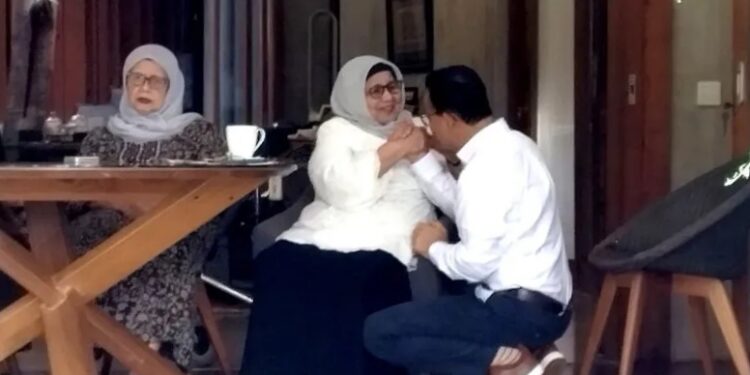 Anies Mulai Hari Pertama Kampanye Dengan Meminta Doa ke Ibunda