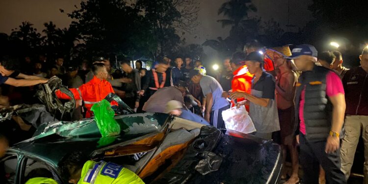 Petugas Evakuasi Para Korban Tewas Tabrakan Kereta Api Dengan Mobil Sedan di Lampura