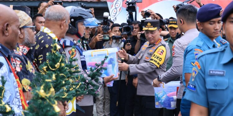 Wujudkan Pemilu Damai, Panglima TNI dan Kapolri Gelar Kegiatan Bhakti Sosial Kesehatan di Papua