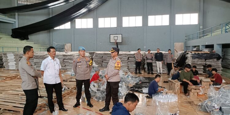 Aparat Kepolisian Lakukan Pengamanan  Pengepakan Alat Logistik Pemilu
