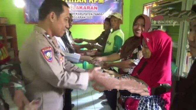 Pekon Lakaran, Kabupaten Tanggamus Bagikan BLT- DD Kepada Puluhan Warga PKM