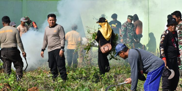 Kodim 0412 Lampura Gelar Karya Bakti Bersihan Lingkungan Pasar dan Tanam Pohon