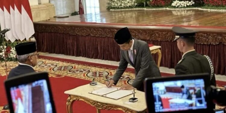 Presiden Joko Widodo Lantik Marthinus Hukom Sebagai Kepala Badan Narkotika Nasional