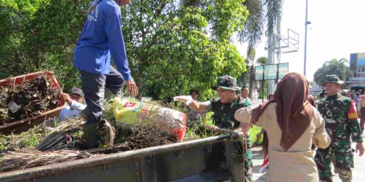Kodim 0402 Ogan Komering Ilir Lakukan Bersih Lingkungan di Pasar Terminal Kayu Agung