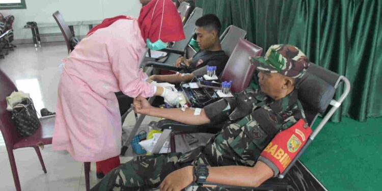 Ratusan Anggota TNI Kodam II/Sriwijaya Sumsel Gelar Bakti Sosial Lakukan Donor Darah