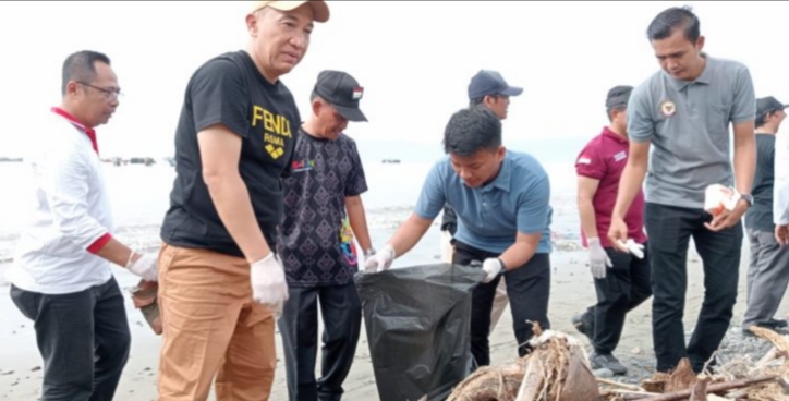 Pemkab Tanggamus Lakukan Kegiatan Bersih di Pantai Objek Wisata Muara Indah