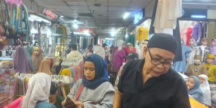 Pedagang di Pasar Tanah Abang Jakarta Ramai Pengunjung Saat Akhir Pekan