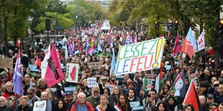 Ribuan Warga Paris Unjuk Rasa di Gaza Tak Bisa Rayakan Natal