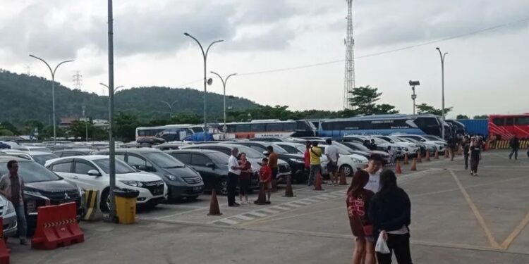 Jelang Perayaan Natal Arus Lalu Lintas Kendaraan Jakarta Menuju Merak Berjalan Normal
