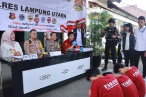 Kapolres Lampung Utara AKBP Tedy Rachesna didampingi Kasat Reskrim Iptu Stef Boyoh tengah memberikan rilis ungkap kasus pemerkosaan dibawah umur, Rabu (3/3/2024). Dok Humas